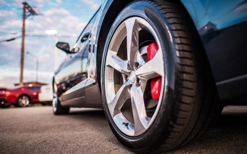 Frenos y llantas en carretera: claves para un viaje seguro